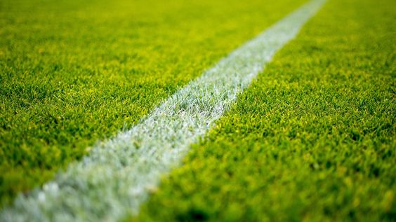 توفر الراحة للاعب، مقاومة لتغييرات الجو، سهلة التنظيف، و تساعد في اللعب.
